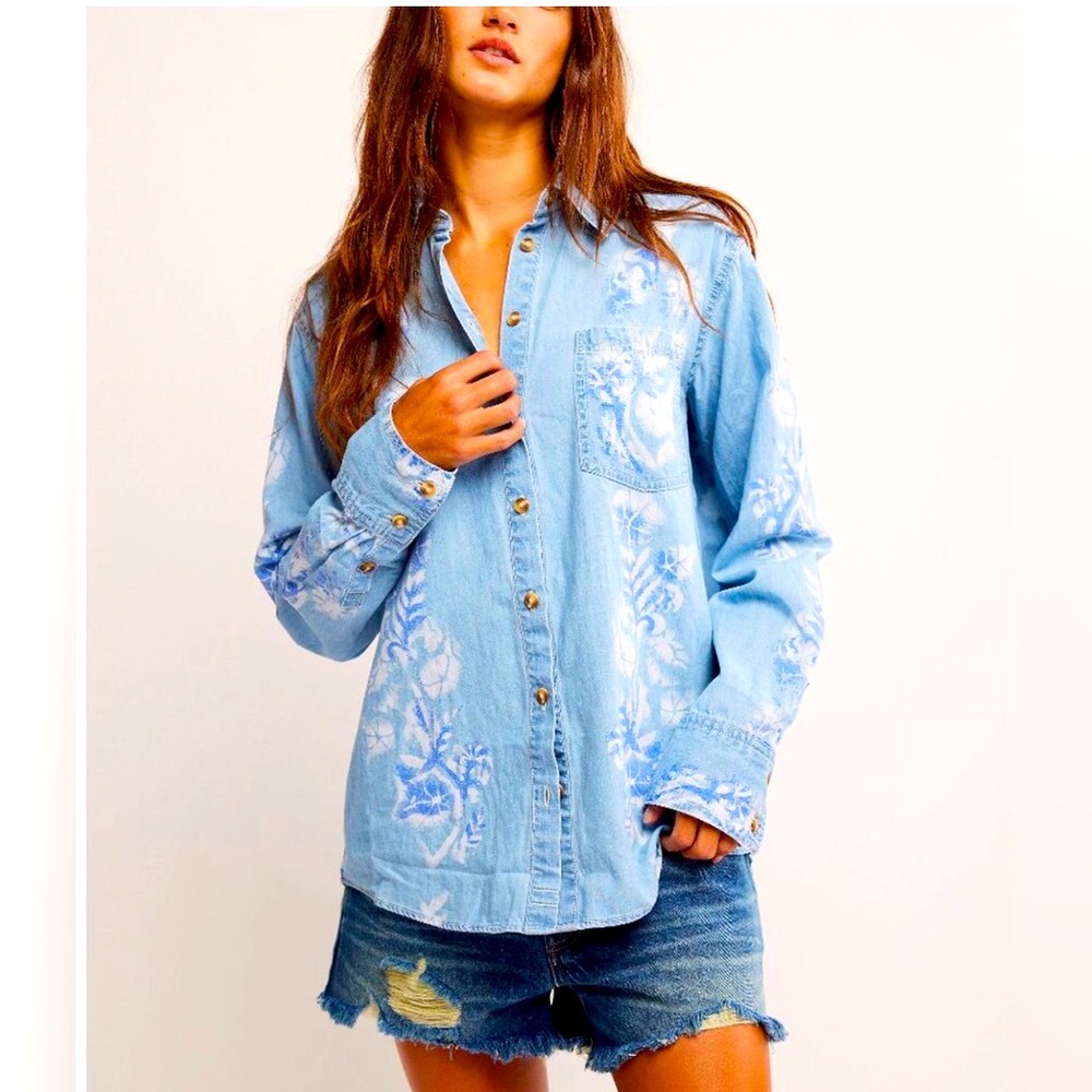 NWT FREE PEOPLE Airbrushed Blossom Denim Shirt / Sky Blue Medium Indigo